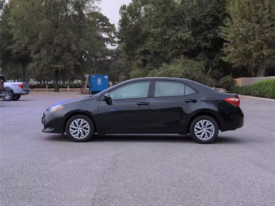2017 Toyota Corolla L photo 1