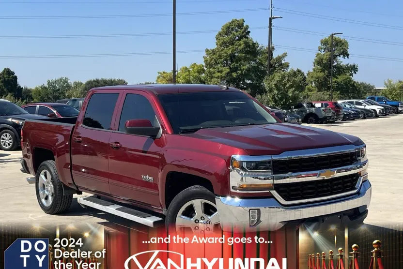 2017 Chevrolet Silverado 1500 LT photo 1