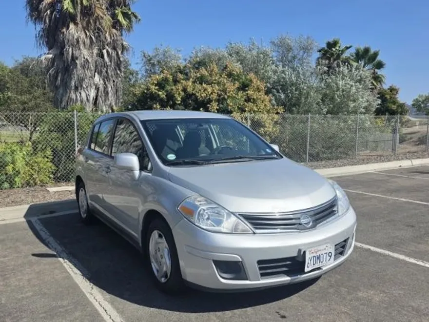 2012 Nissan Versa S photo 1