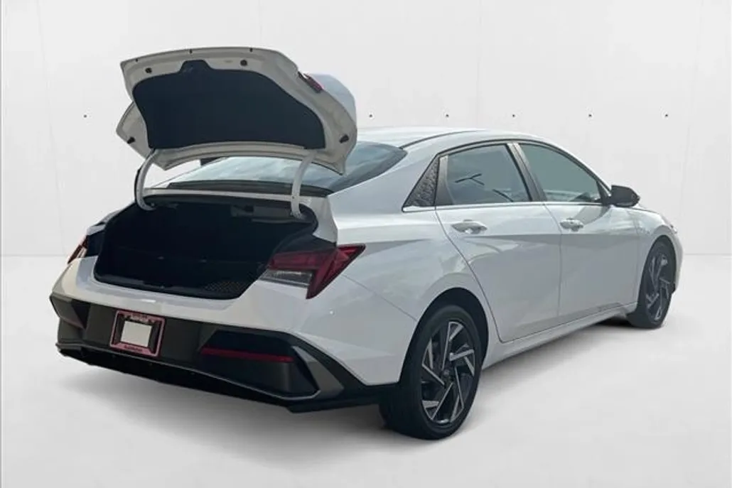 2025 Hyundai Elantra SEL Convenience photo 1