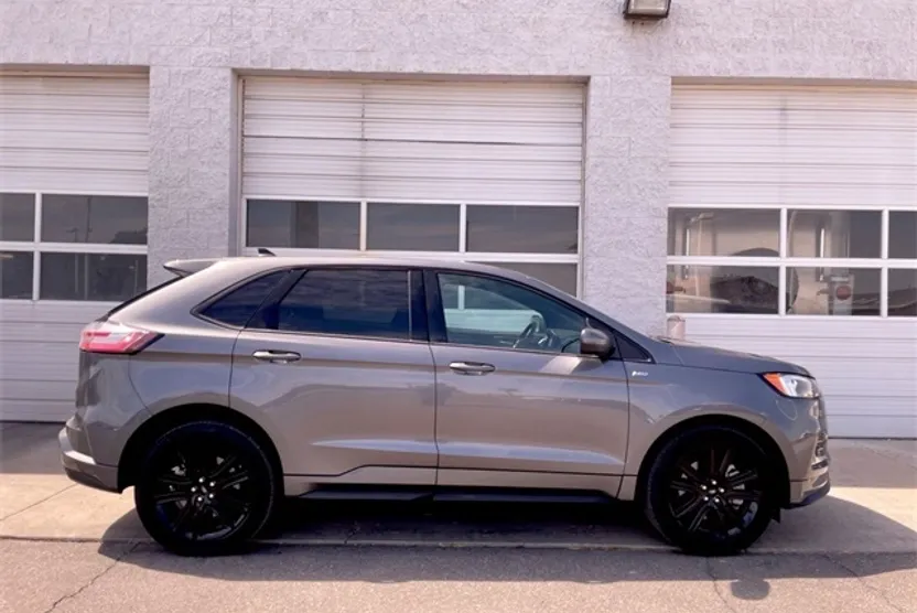 2024 Ford Edge ST photo 1
