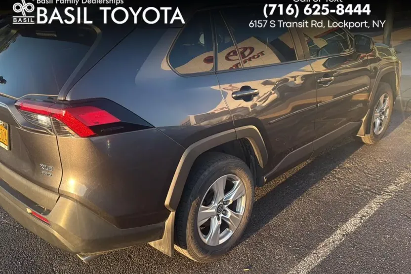 2020 Toyota RAV4 XLE photo 1
