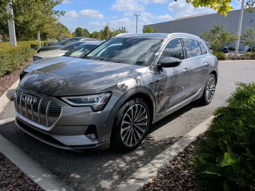 2019 Audi e-tron Prestige photo 1