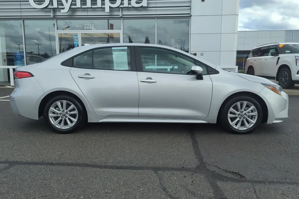 2024 Toyota Corolla LE photo 1