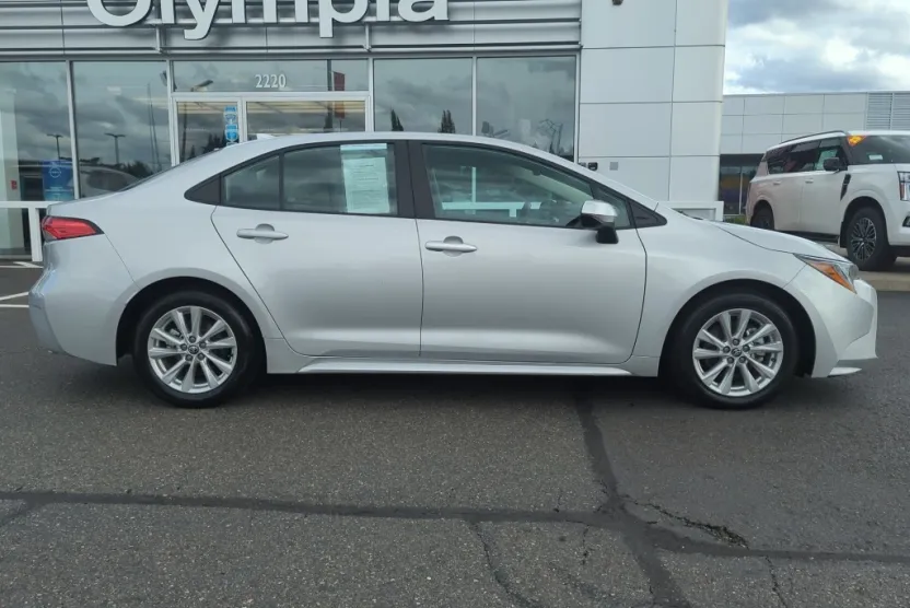 2024 Toyota Corolla LE photo 1