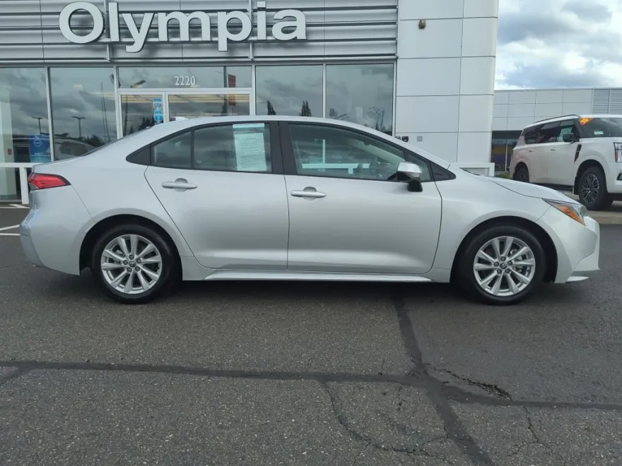 2024 Toyota Corolla LE photo 1