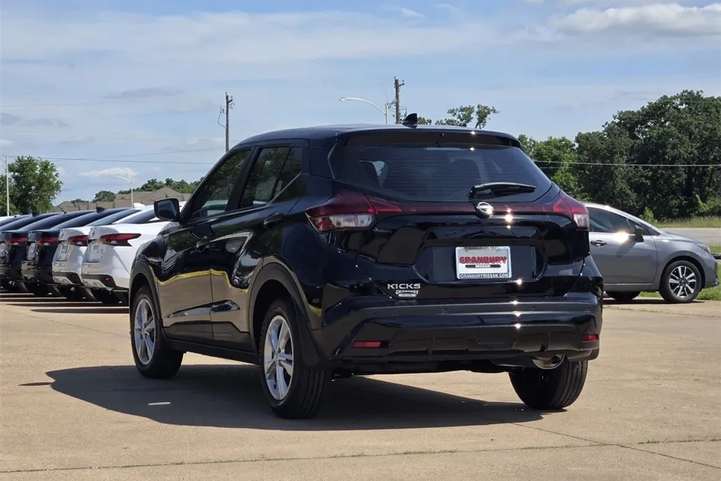 2025 Nissan Kicks Play S photo 1