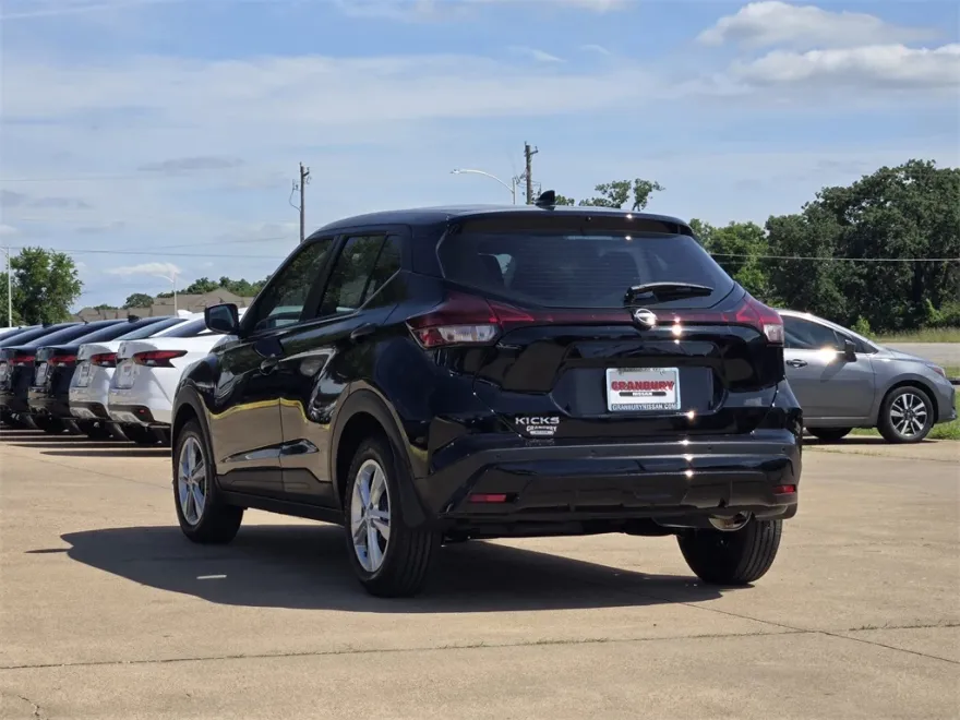 2025 Nissan Kicks Play S photo 1