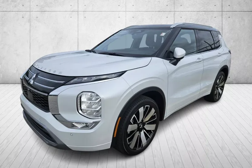 2025 Mitsubishi Outlander SEL photo 1
