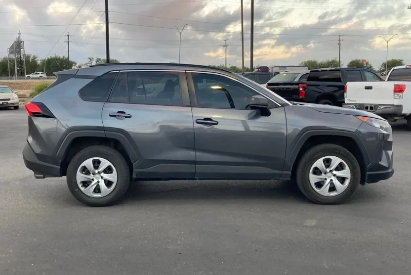 2021 Toyota RAV4 LE photo 1