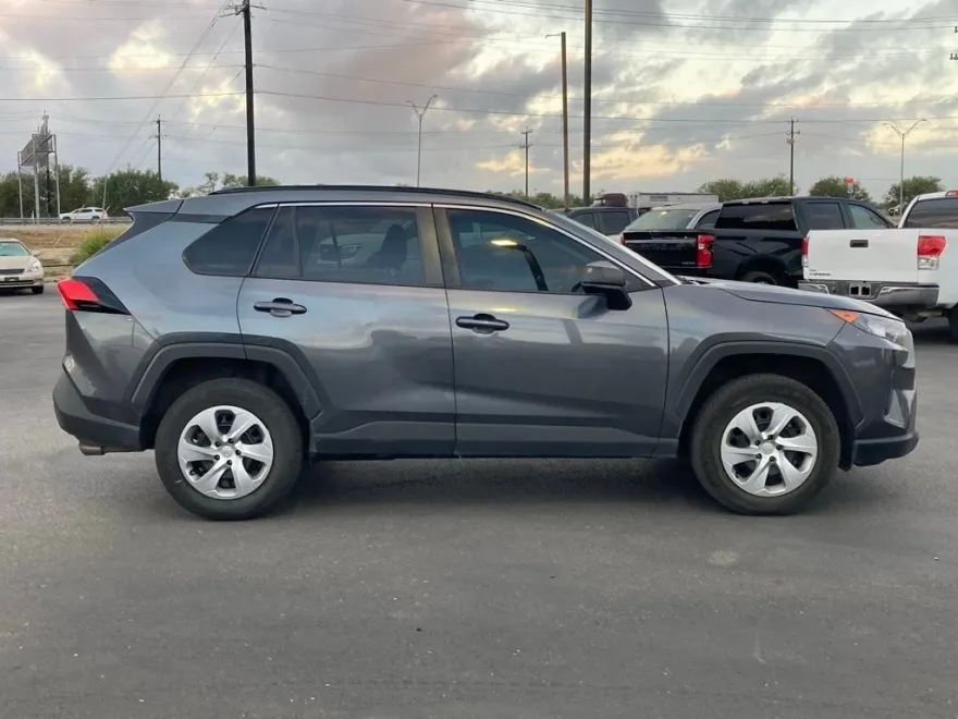 2021 Toyota RAV4 LE photo 1