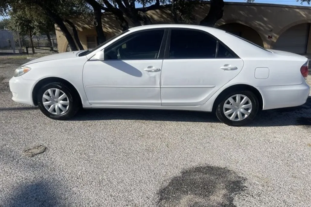 2005 Toyota Camry LE photo 1
