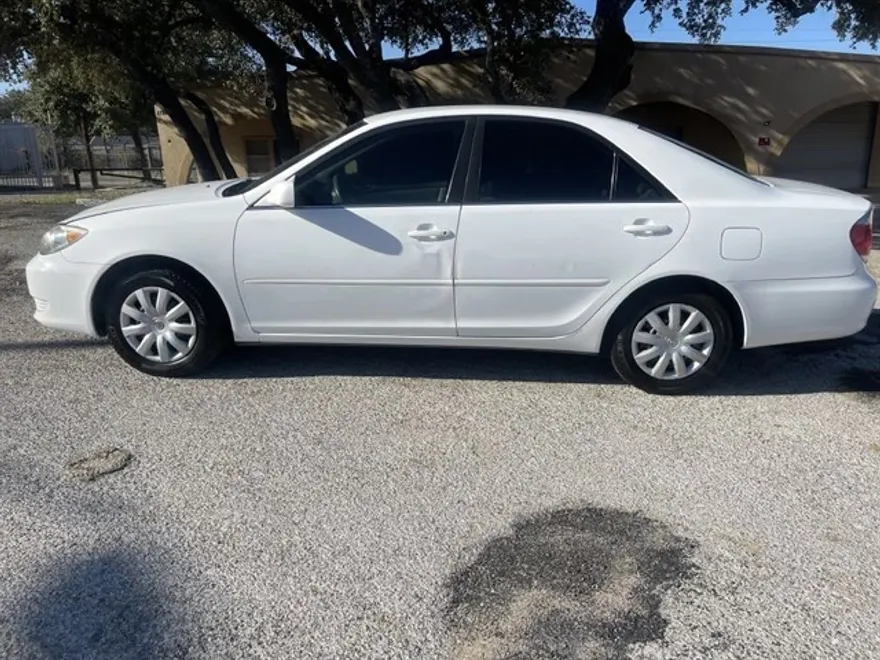 2005 Toyota Camry LE photo 1