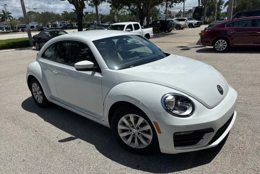 2019 Volkswagen Beetle S photo 1