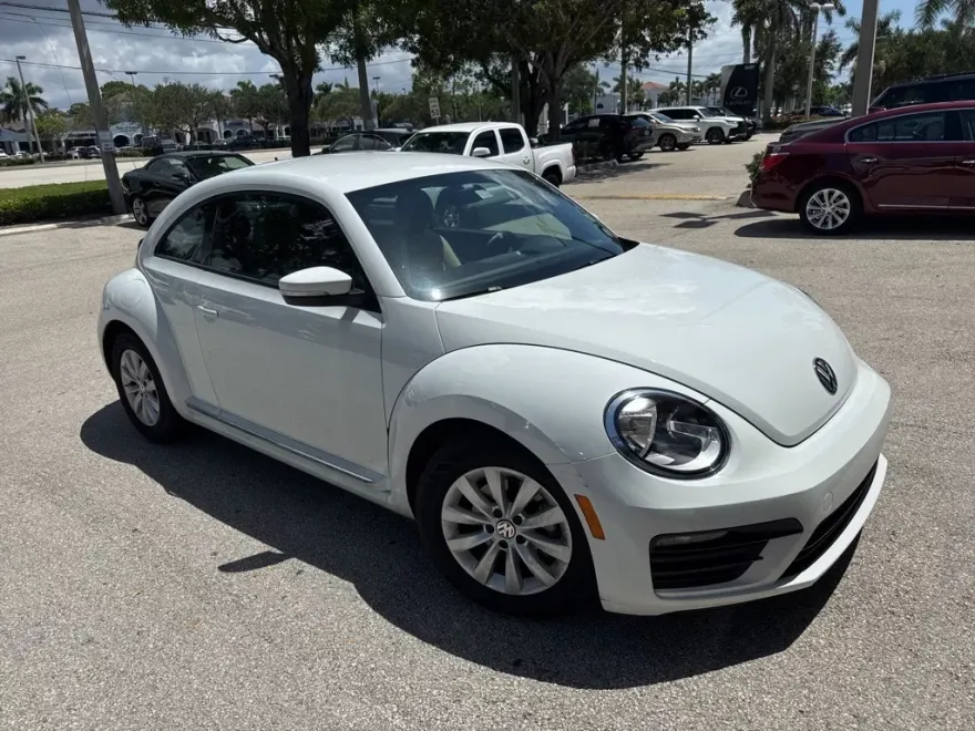 2019 Volkswagen Beetle S photo 1