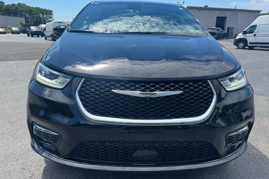 2025 Chrysler Pacifica photo 1