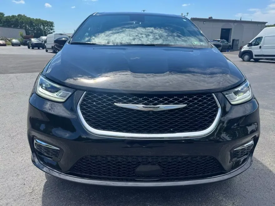 2025 Chrysler Pacifica photo 1