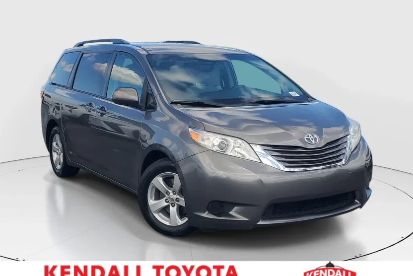 2015 Toyota Sienna LE photo 1
