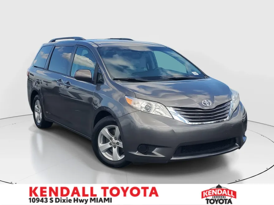 2015 Toyota Sienna LE photo 1