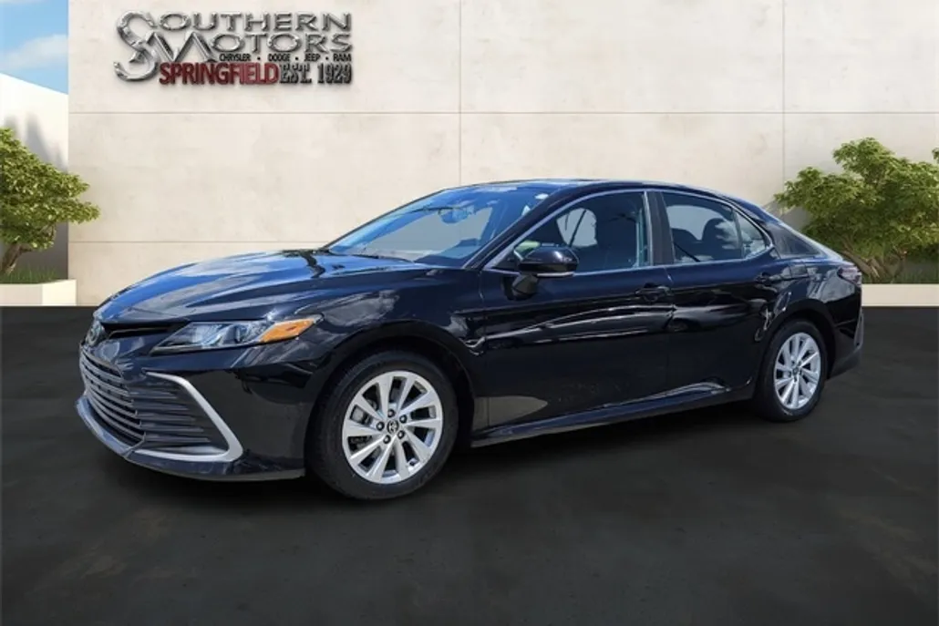 2023 Toyota Camry LE photo 1