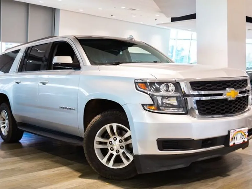 2019 Chevrolet Suburban LT photo 1