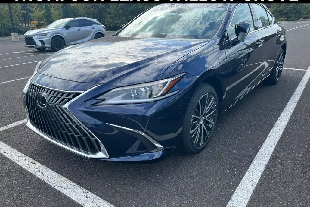 2025 Lexus ES 300h photo 1
