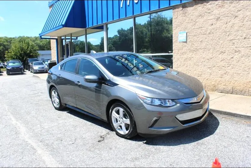 2017 Chevrolet Volt LT photo 1