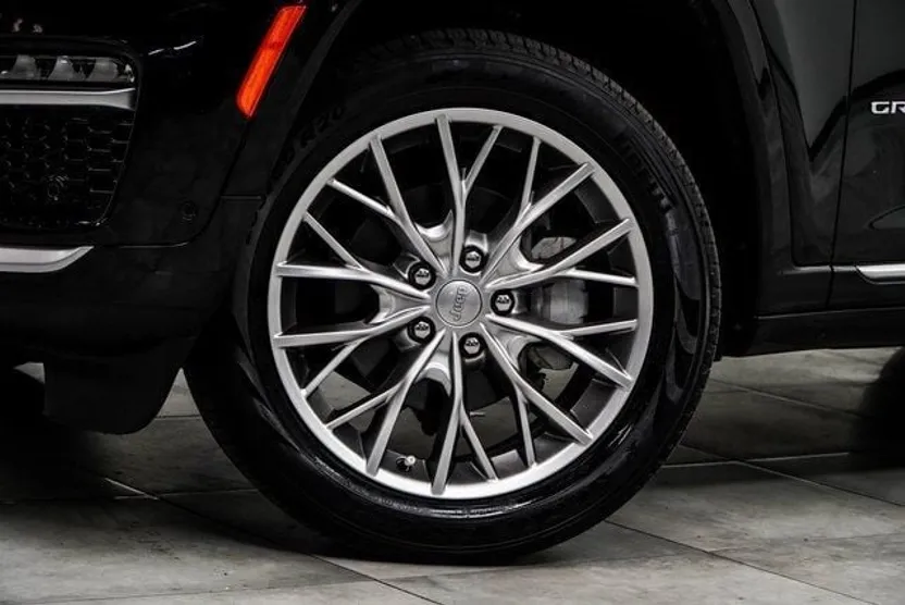 2022 Jeep Grand Cherokee Summit photo 1