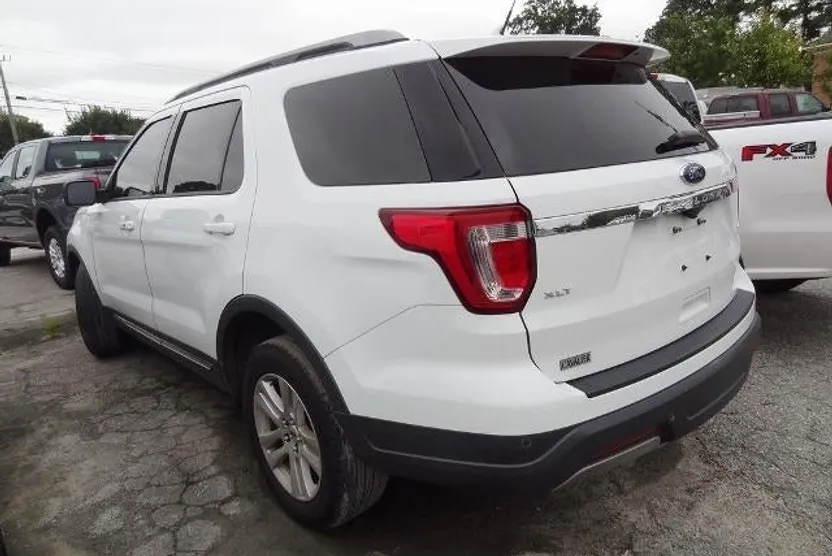 2019 Ford Explorer XLT photo 1