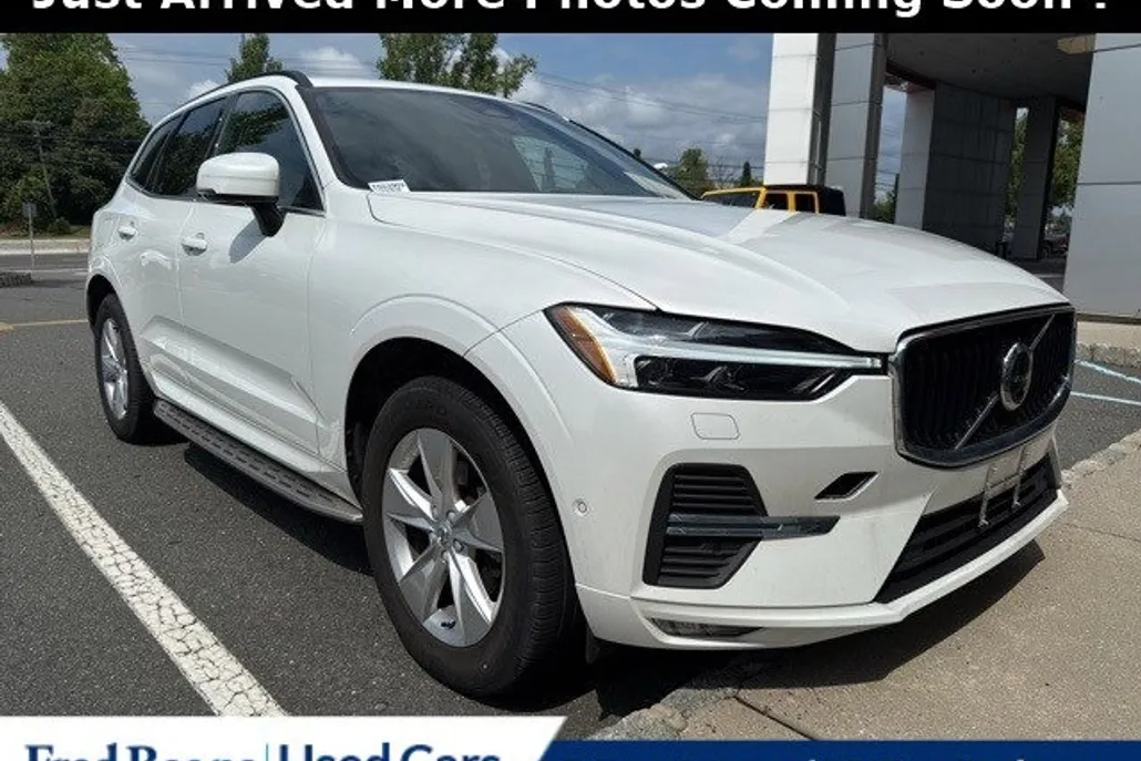 2022 Volvo XC60 B5 Momentum photo 1