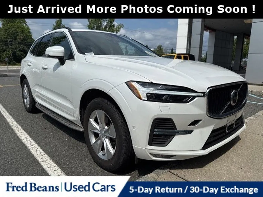 2022 Volvo XC60 B5 Momentum photo 1