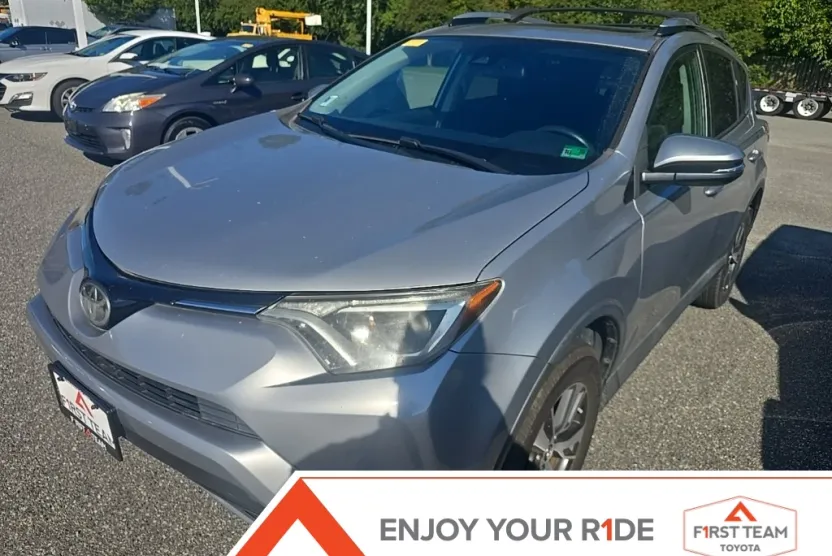 2017 Toyota RAV4 XLE photo 1