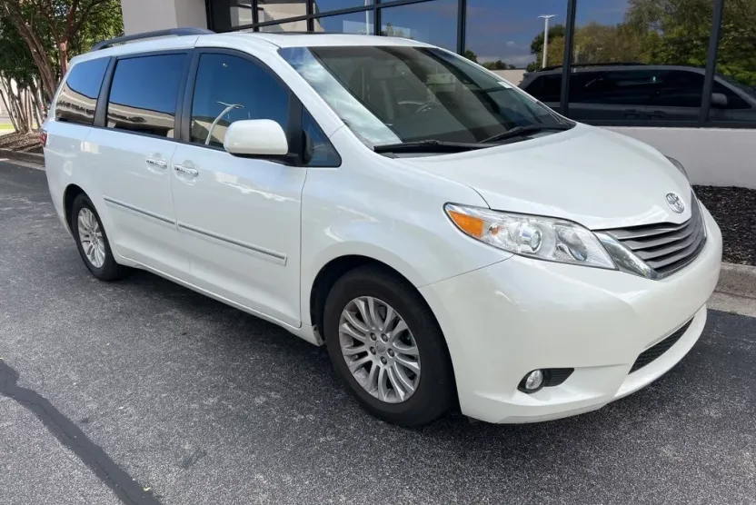 2015 Toyota Sienna XLE Premium photo 1