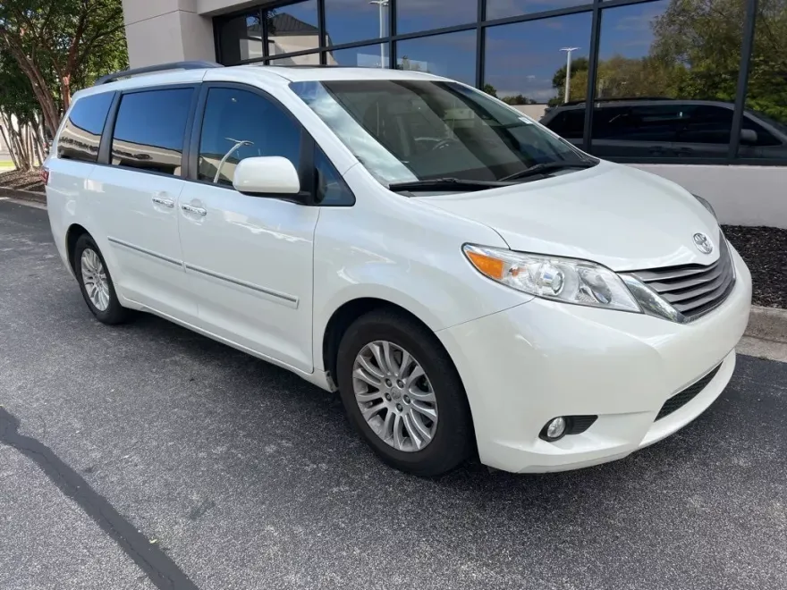 2015 Toyota Sienna XLE Premium photo 1