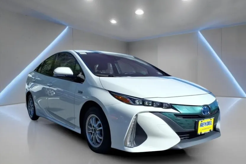 2017 Toyota Prius Prime Premium photo 1