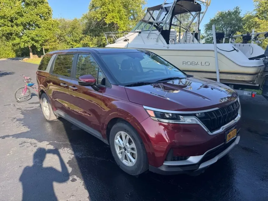 2023 Kia Carnival LX photo 1