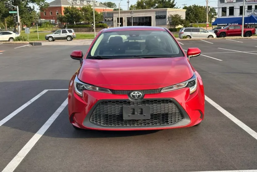2021 Toyota Corolla LE photo 1
