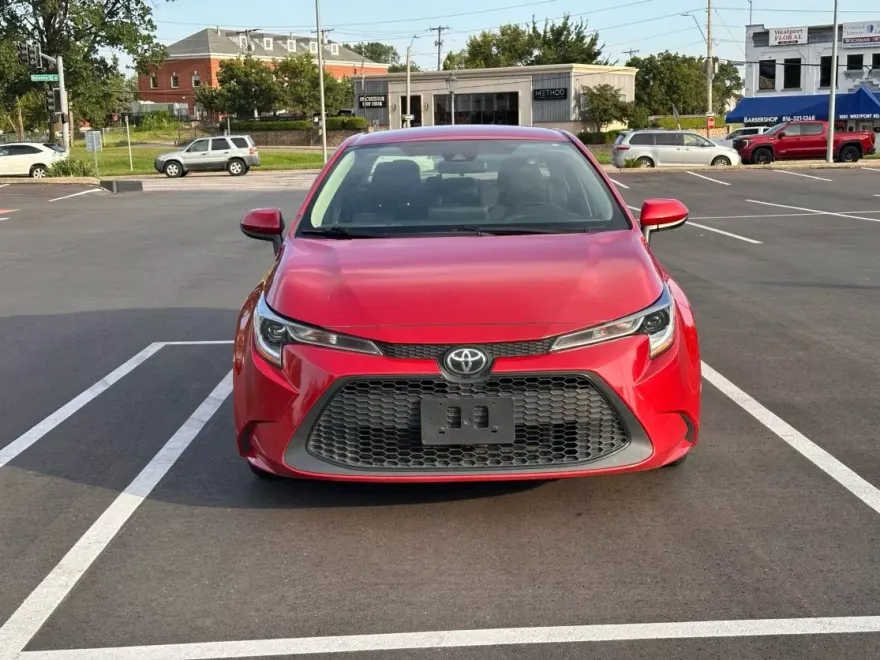 2021 Toyota Corolla LE photo 1