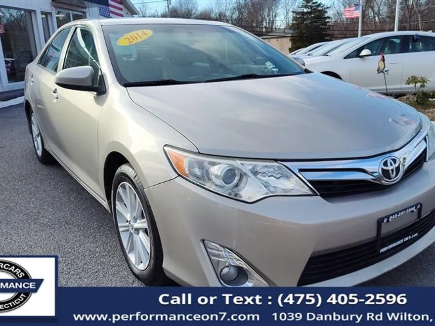 2014 Toyota Camry XLE photo 1