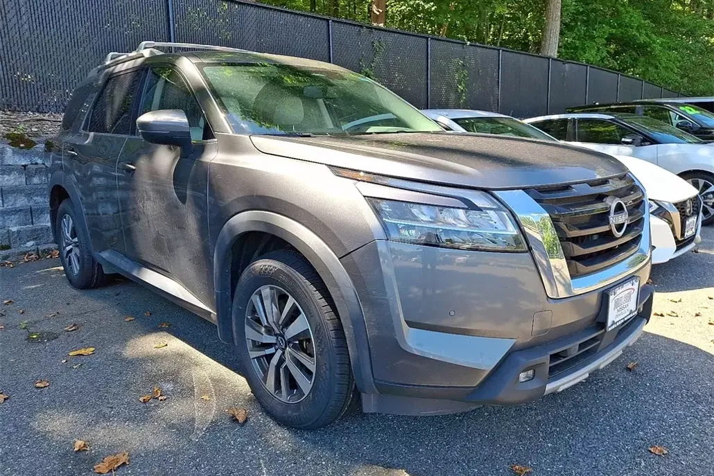 2022 Nissan Pathfinder SL photo 1