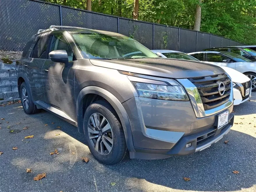 2022 Nissan Pathfinder SL photo 1