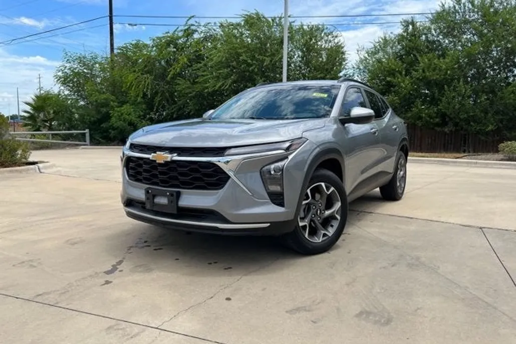 2024 Chevrolet Trax LT photo 1