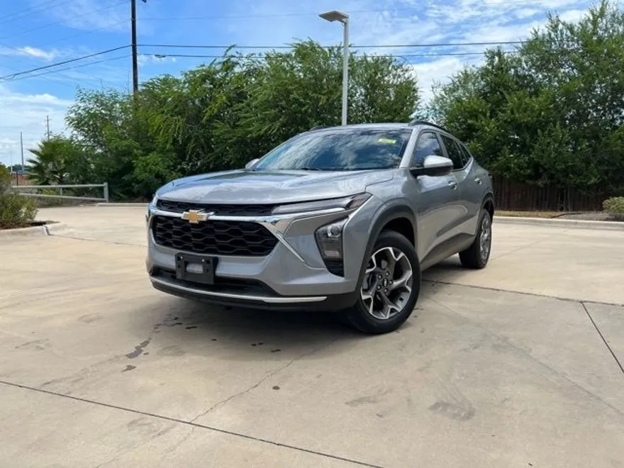 2024 Chevrolet Trax LT photo 1