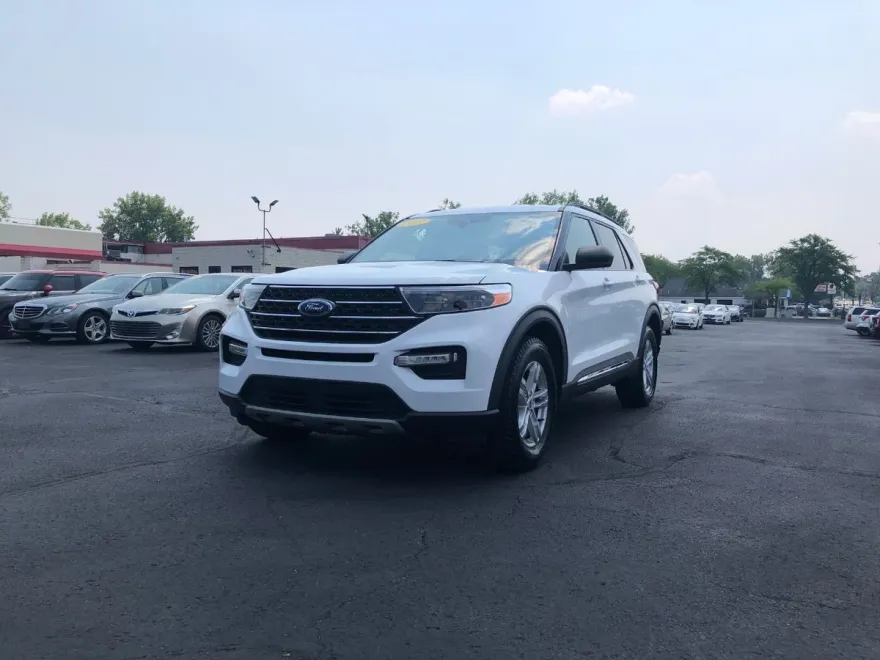 2021 Ford Explorer XLT photo 1