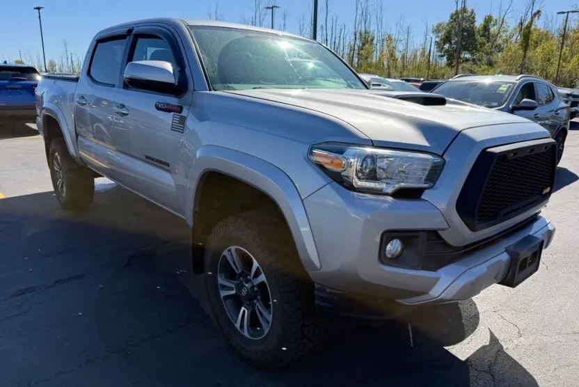 2017 Toyota Tacoma SR5 V6 photo 1