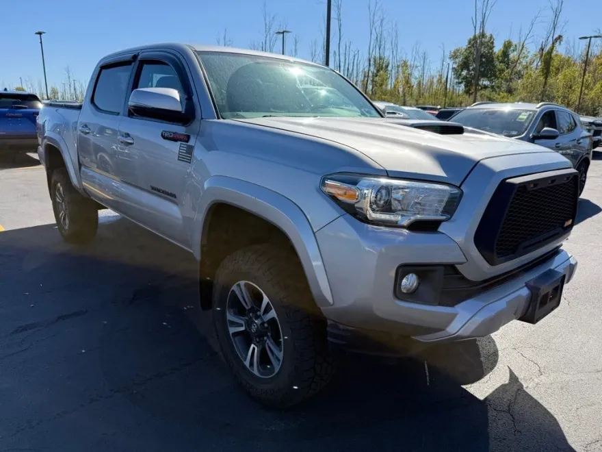 2017 Toyota Tacoma SR5 V6 photo 1