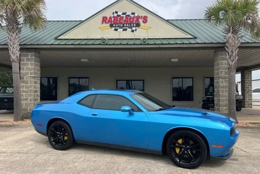 2016 Dodge Challenger SXT Plus photo 1