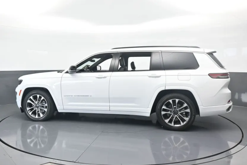 2024 Jeep Grand Cherokee Overland photo 1