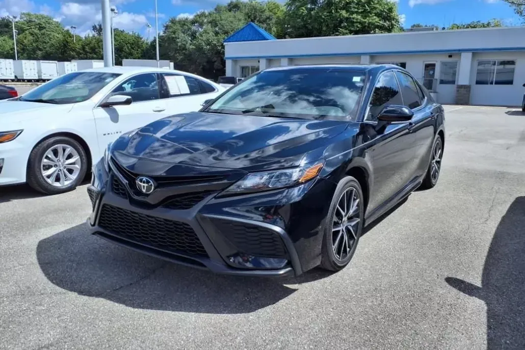 2023 Toyota Camry SE photo 1