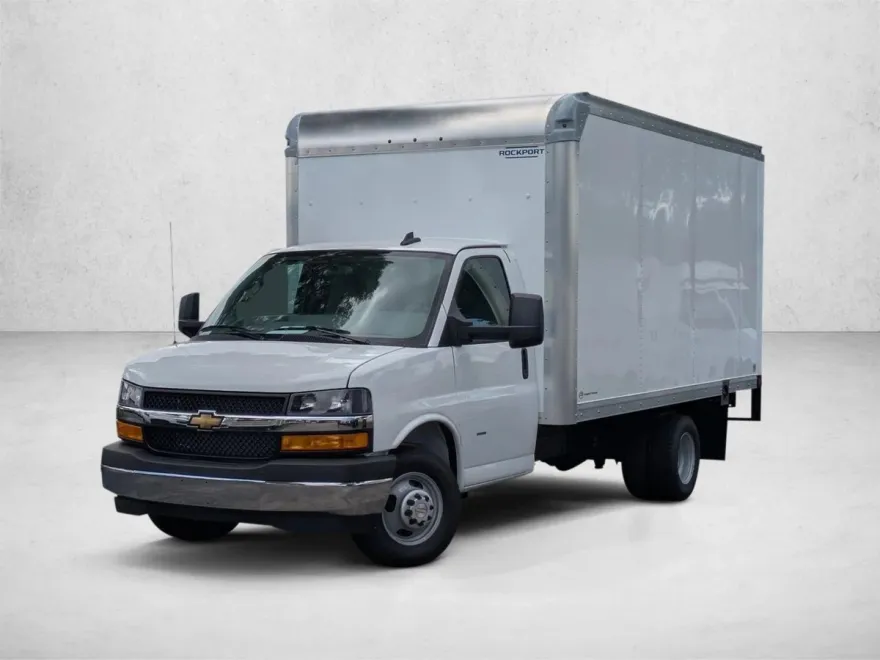 2025 Chevrolet Express Cutaway 3500 Base photo 1